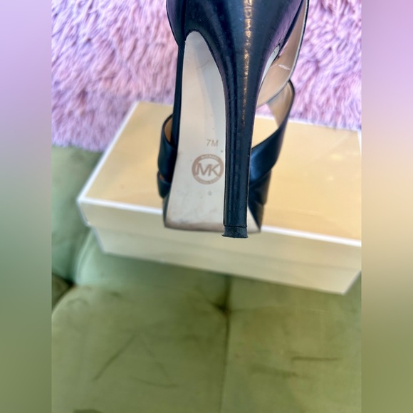 Michael Kors: Black Cross Strap Sandal. Women’s size 7M - Picture 5 of 10